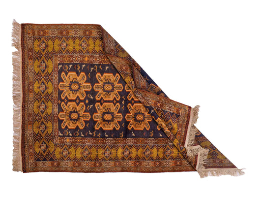 Feiner, handgeknüpfter Afghan Wollteppich mit Seidenkette von Khademi. Größe: 175 x 108 cm. Farbe: Gold, blau. Verkauf durch JUPITER Intl.