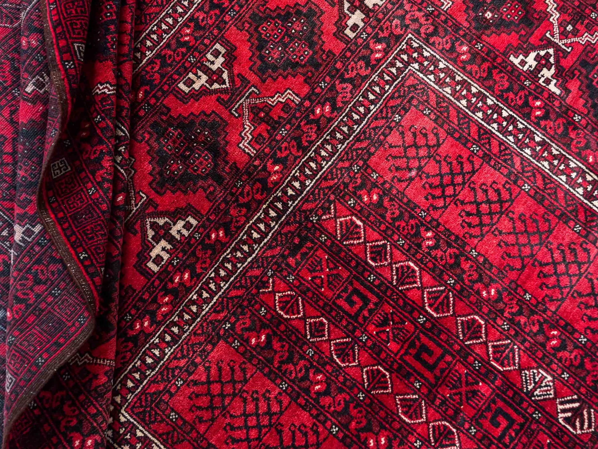 Feiner, handgeknüpfter Afghan Wollteppich von Khademi. Größe: 235 x 156 cm. Farbe: Rot. Verkauf durch JUPITER Intl.