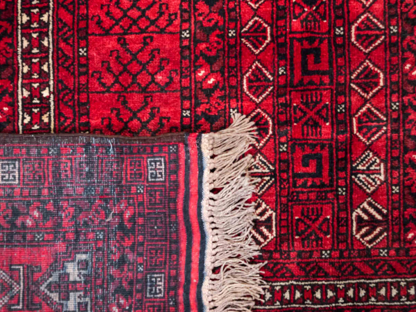 Feiner, handgeknüpfter Afghan Wollteppich von Khademi. Größe: 235 x 156 cm. Farbe: Rot. Verkauf durch JUPITER Intl.