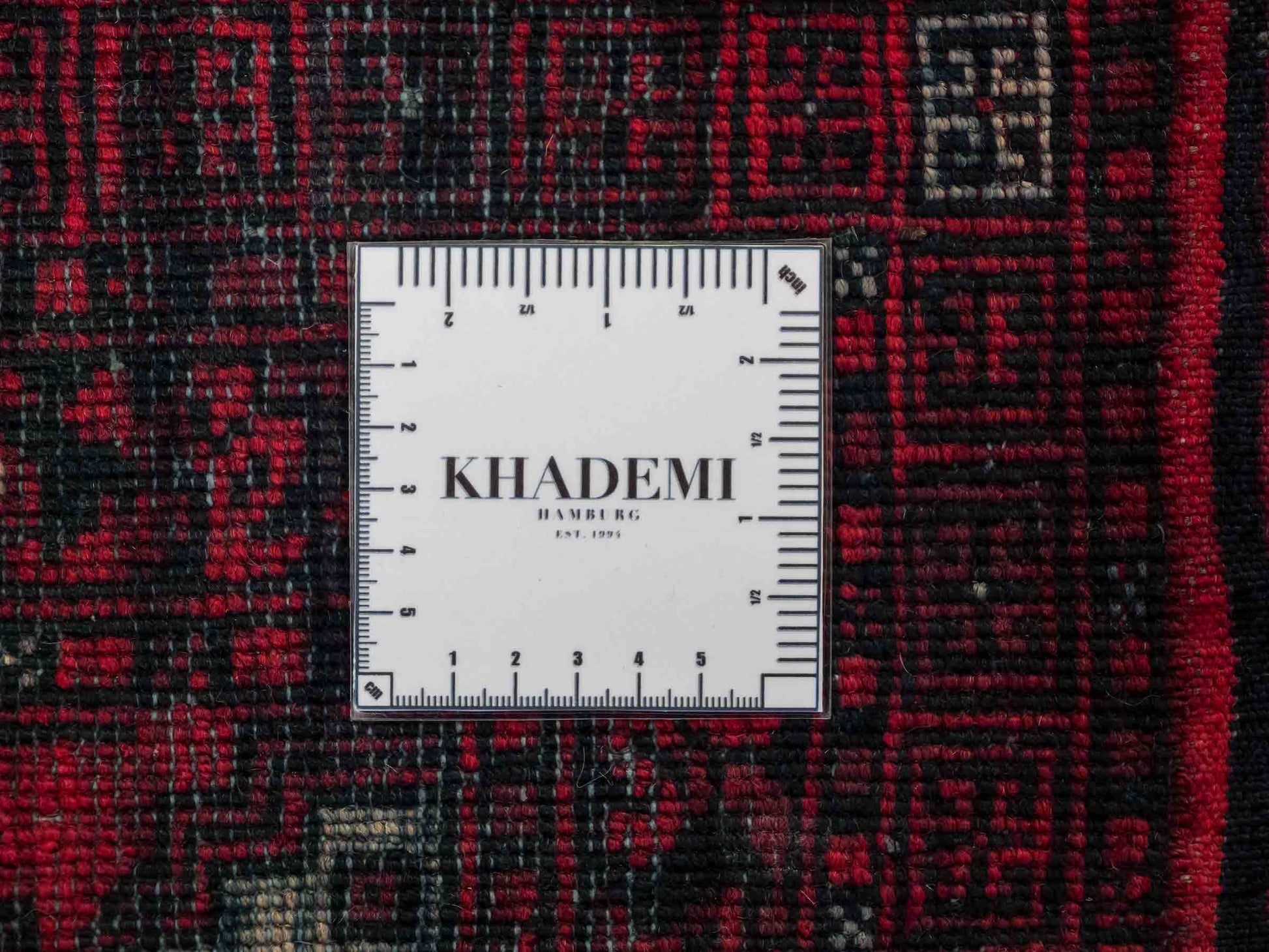 Feiner, handgeknüpfter Afghan Wollteppich von Khademi. Größe: 235 x 156 cm. Farbe: Rot. Verkauf durch JUPITER Intl.