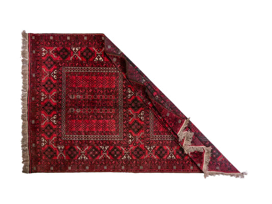 Feiner, handgeknüpfter Afghan Wollteppich von Khademi. Größe: 235 x 156 cm. Farbe: Rot. Verkauf durch JUPITER Intl.