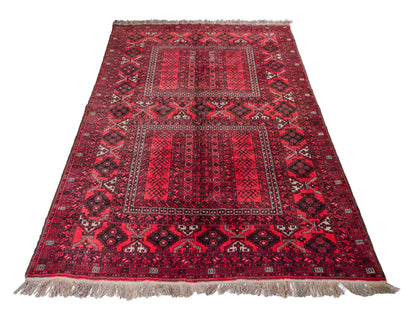 Feiner, handgeknüpfter Afghan Wollteppich von Khademi. Größe: 235 x 156 cm. Farbe: Rot. Verkauf durch JUPITER Intl.
