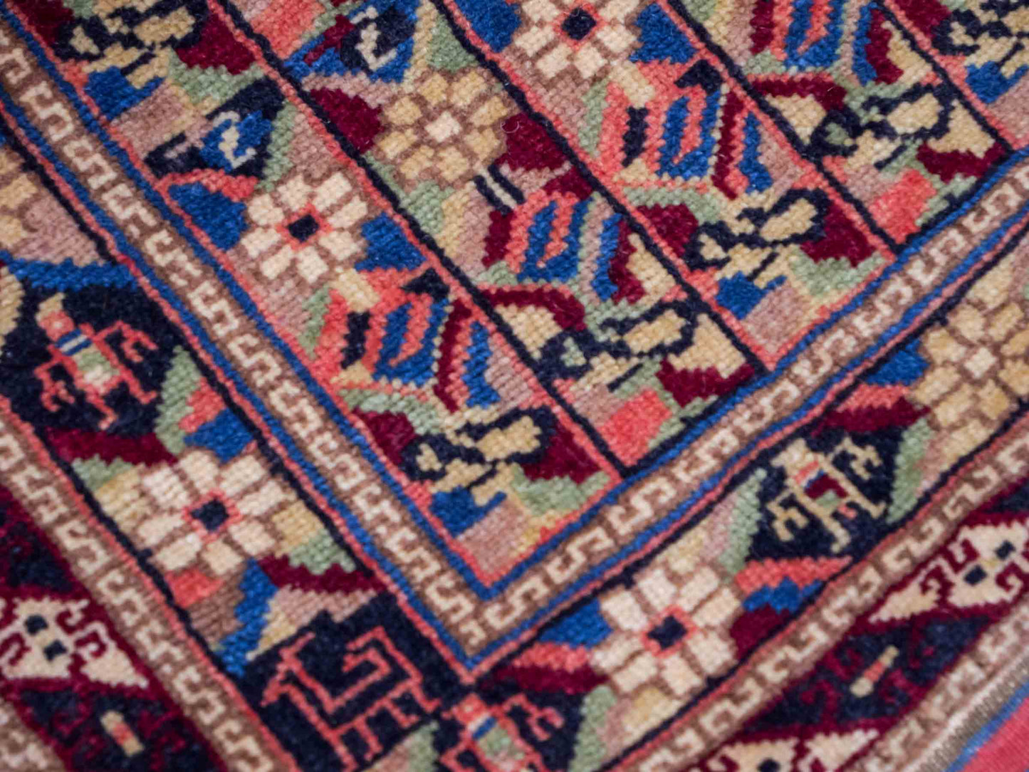 Feiner, handgeknüpfter Afghan Wollteppich von Khademi. Größe: 75 x 56 cm. Farbe: Cremeweiß. Verkauf durch JUPITER Intl.
