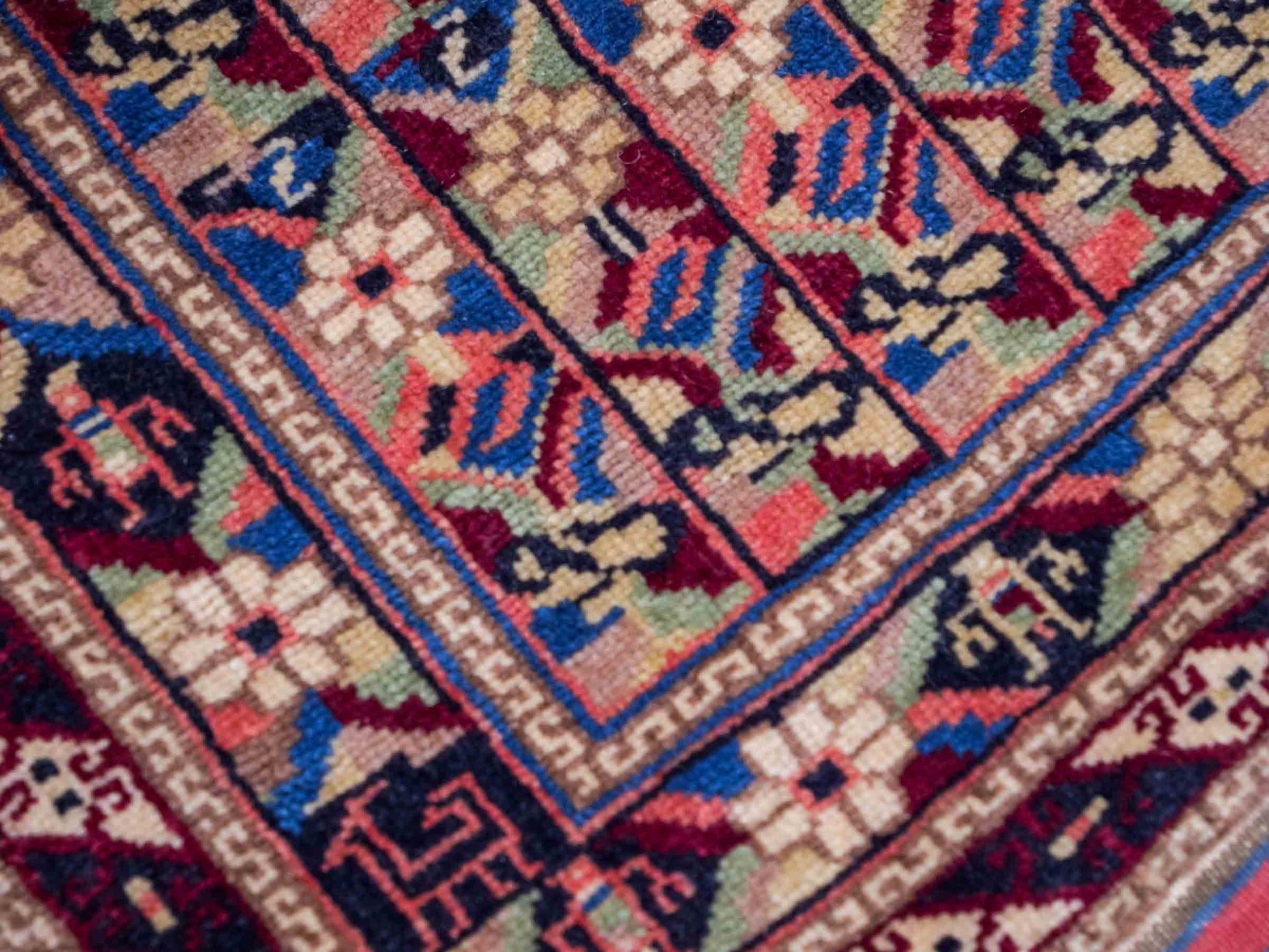 Feiner, handgeknüpfter Afghan Wollteppich von Khademi. Größe: 75 x 56 cm. Farbe: Cremeweiß. Verkauf durch JUPITER Intl.