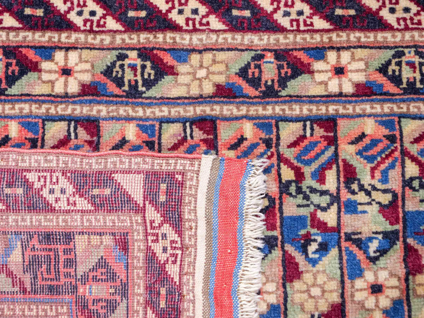 Feiner, handgeknüpfter Afghan Wollteppich von Khademi. Größe: 75 x 56 cm. Farbe: Cremeweiß. Verkauf durch JUPITER Intl.