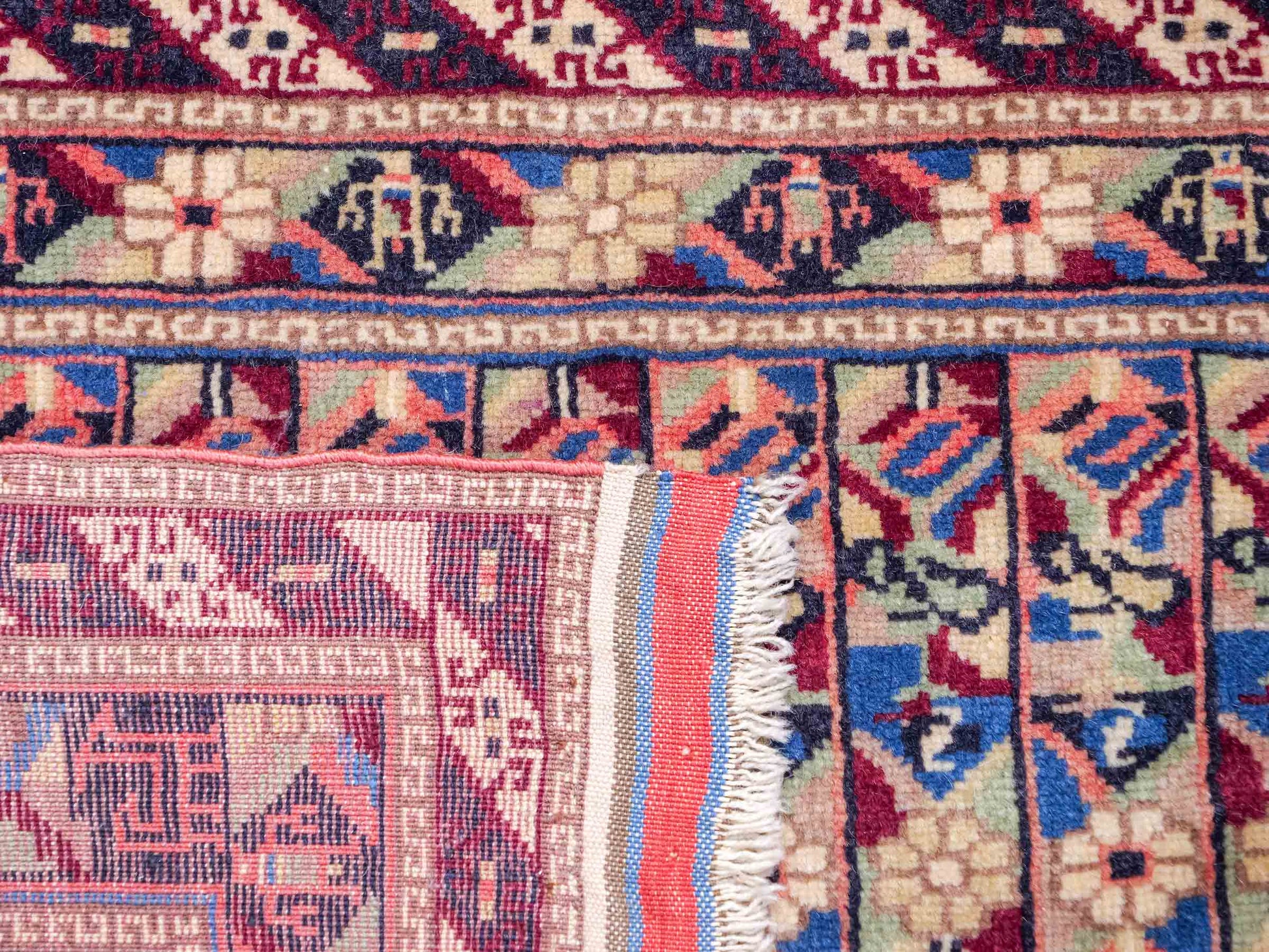 Feiner, handgeknüpfter Afghan Wollteppich von Khademi. Größe: 75 x 56 cm. Farbe: Cremeweiß. Verkauf durch JUPITER Intl.