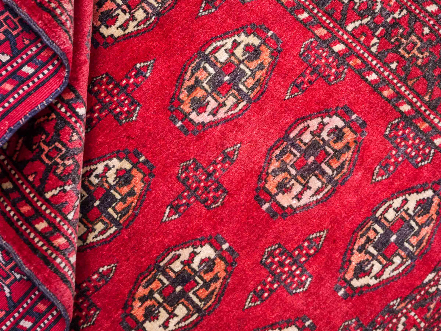 Antiker, handgeknüpfter Afghan Orientteppich aus Wolle von Khademi. Größe: 103 x 73 cm. Farbe: Rot. Verkauf durch JUPITER Intl.