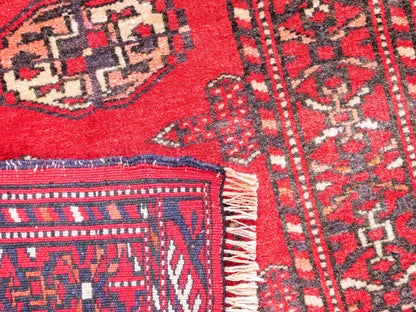 Antiker, handgeknüpfter Afghan Orientteppich aus Wolle von Khademi. Größe: 103 x 73 cm. Farbe: Rot. Verkauf durch JUPITER Intl.