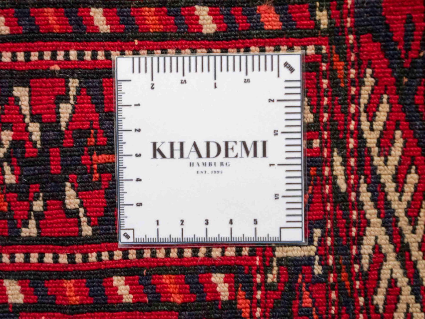 Antiker, handgeknüpfter Afghan Orientteppich aus Wolle von Khademi. Größe: 103 x 73 cm. Farbe: Rot. Verkauf durch JUPITER Intl.