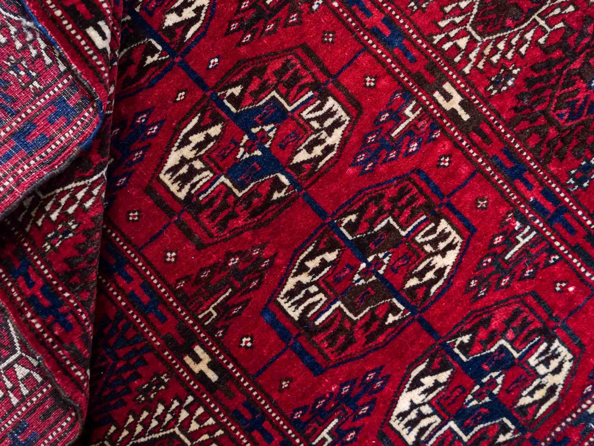 Antiker, handgeknüpfter Afghan Orientteppich aus Wolle von Khademi. Größe: 110 x 78 cm. Farbe: Rot. Verkauf durch JUPITER Intl.