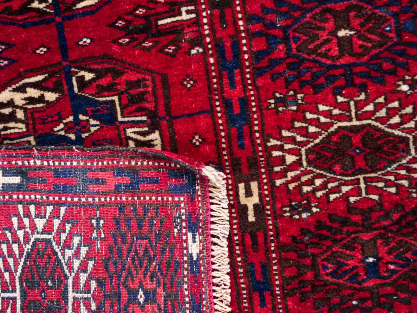 Antiker, handgeknüpfter Afghan Orientteppich aus Wolle von Khademi. Größe: 110 x 78 cm. Farbe: Rot. Verkauf durch JUPITER Intl.