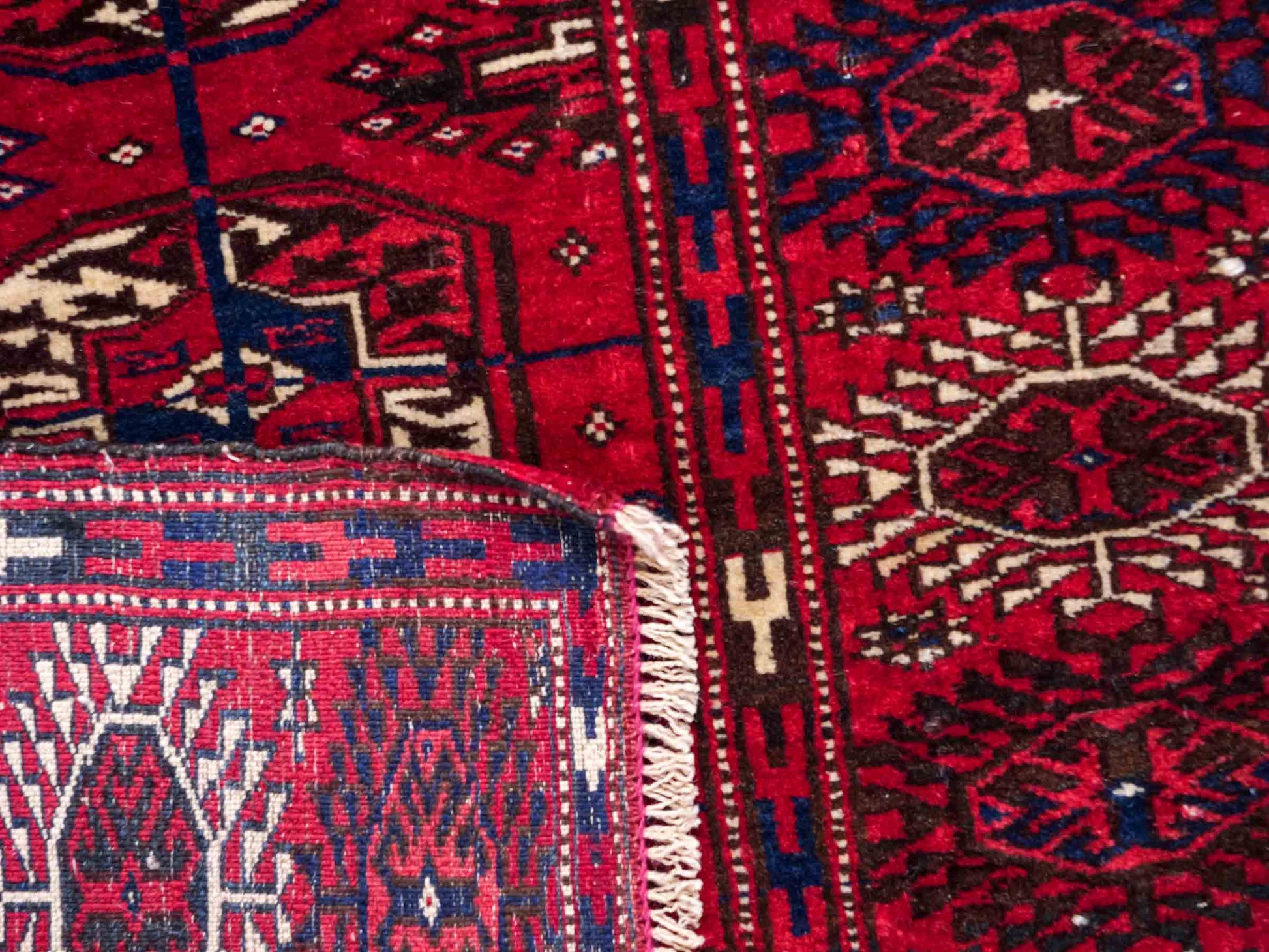 Antiker, handgeknüpfter Afghan Orientteppich aus Wolle von Khademi. Größe: 110 x 78 cm. Farbe: Rot. Verkauf durch JUPITER Intl.
