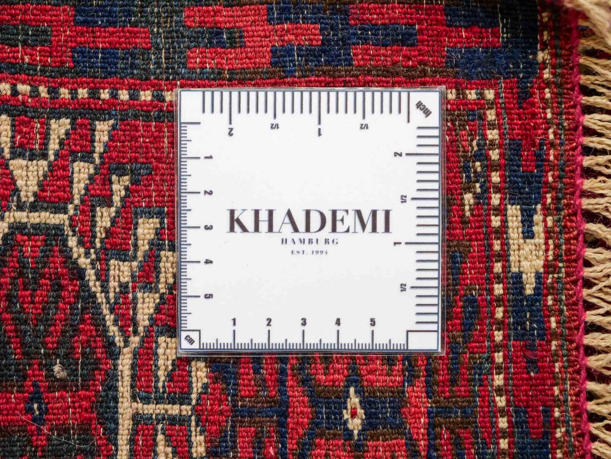 Antiker, handgeknüpfter Afghan Orientteppich aus Wolle von Khademi. Größe: 110 x 78 cm. Farbe: Rot. Verkauf durch JUPITER Intl.