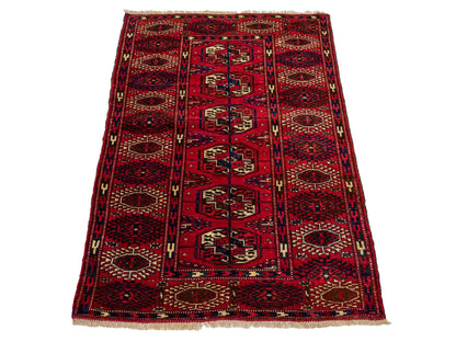 Antiker, handgeknüpfter Afghan Orientteppich aus Wolle von Khademi. Größe: 110 x 78 cm. Farbe: Rot. Verkauf durch JUPITER Intl.