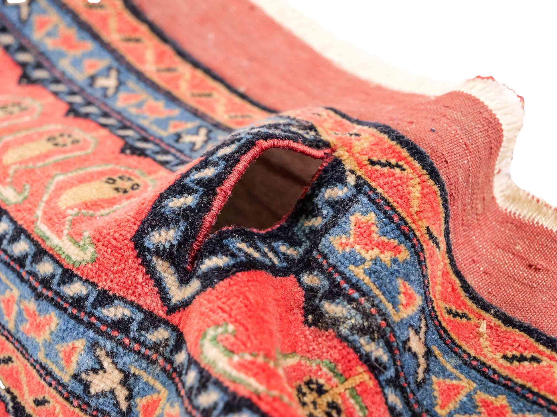 Antiker, handgeknüpfter Afghan Orientteppich aus Wolle von Khademi. Größe: 116 x 94 cm. Farbe: Blau, orange, rot. Verkauf durch JUPITER Intl.