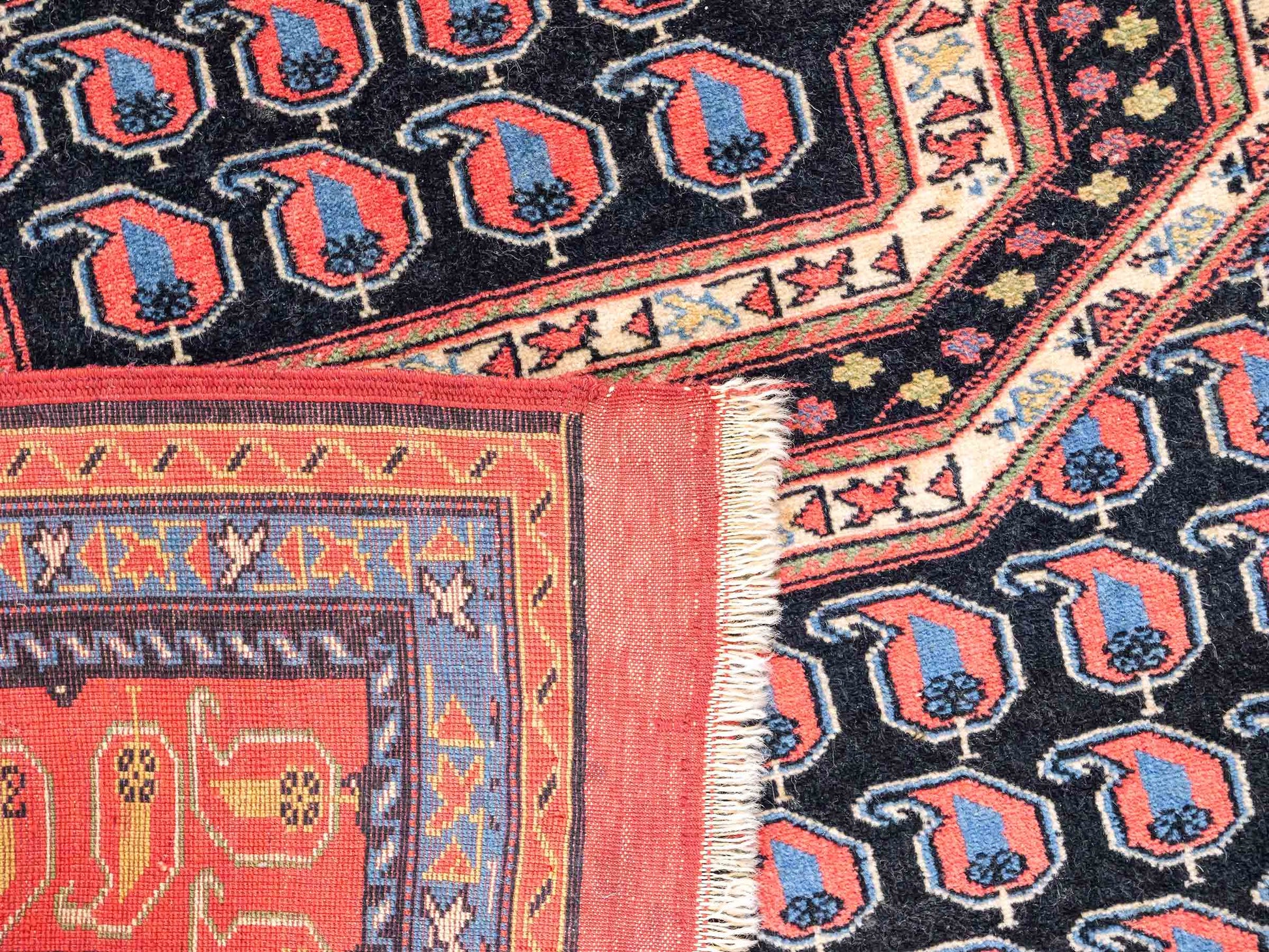 Antiker, handgeknüpfter Afghan Orientteppich aus Wolle von Khademi. Größe: 116 x 94 cm. Farbe: Blau, orange, rot. Verkauf durch JUPITER Intl.