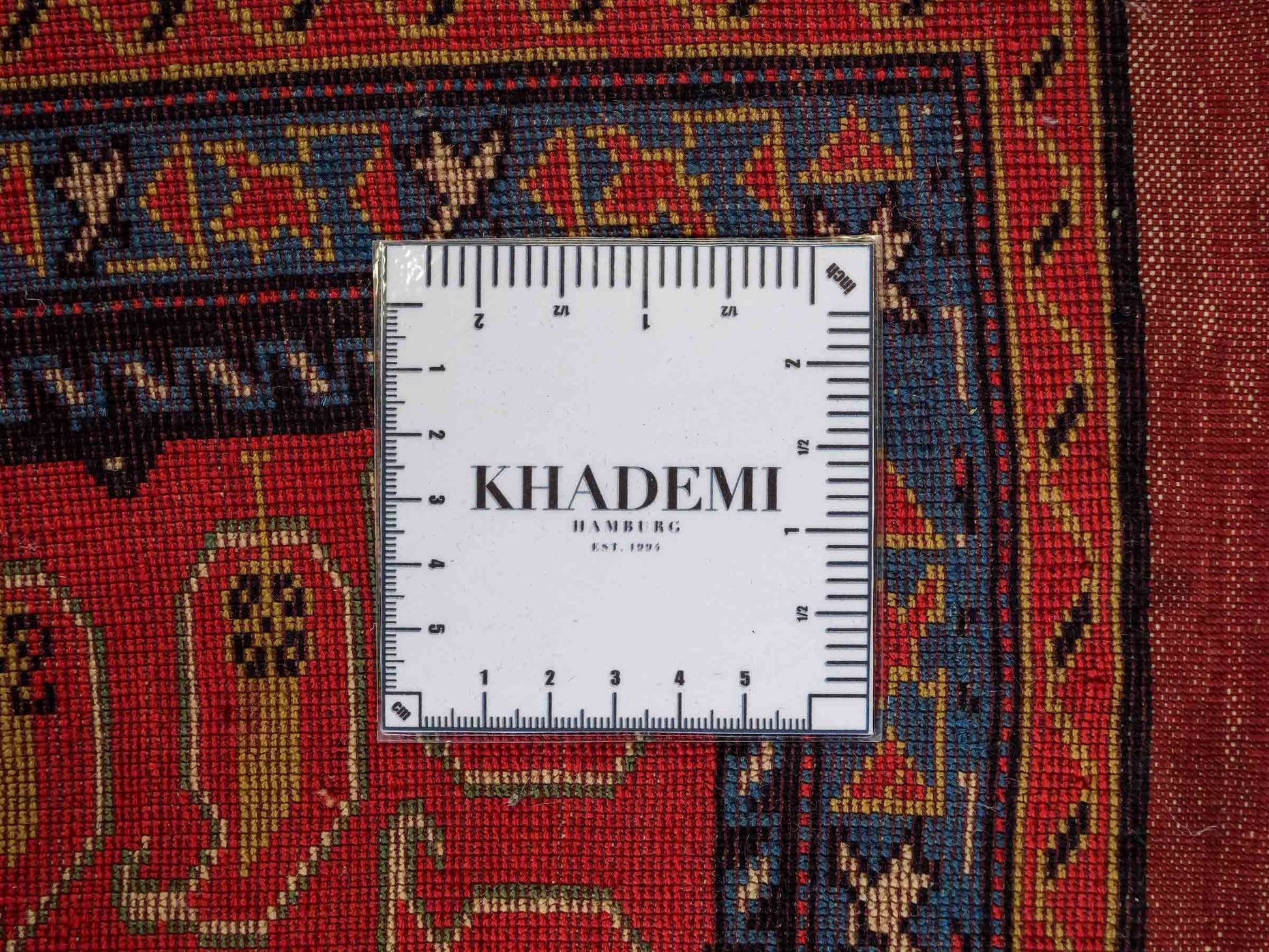 Antiker, handgeknüpfter Afghan Orientteppich aus Wolle von Khademi. Größe: 116 x 94 cm. Farbe: Blau, orange, rot. Verkauf durch JUPITER Intl.