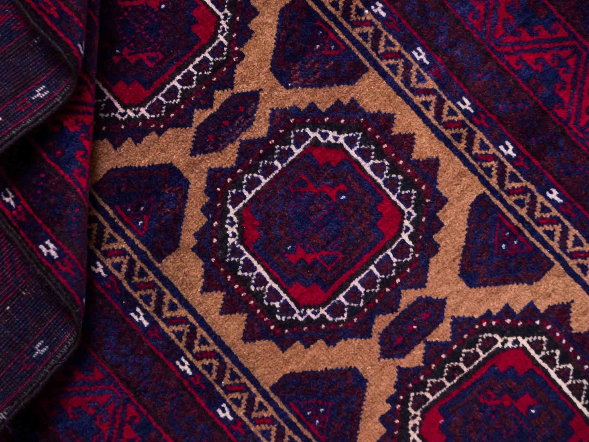 Antiker, handgeknüpfter Afghan Orientteppich aus Wolle von Khademi. Größe: 121 x 72 cm. Farbe: Rot, beige, blau. Verkauf durch JUPITER Intl.