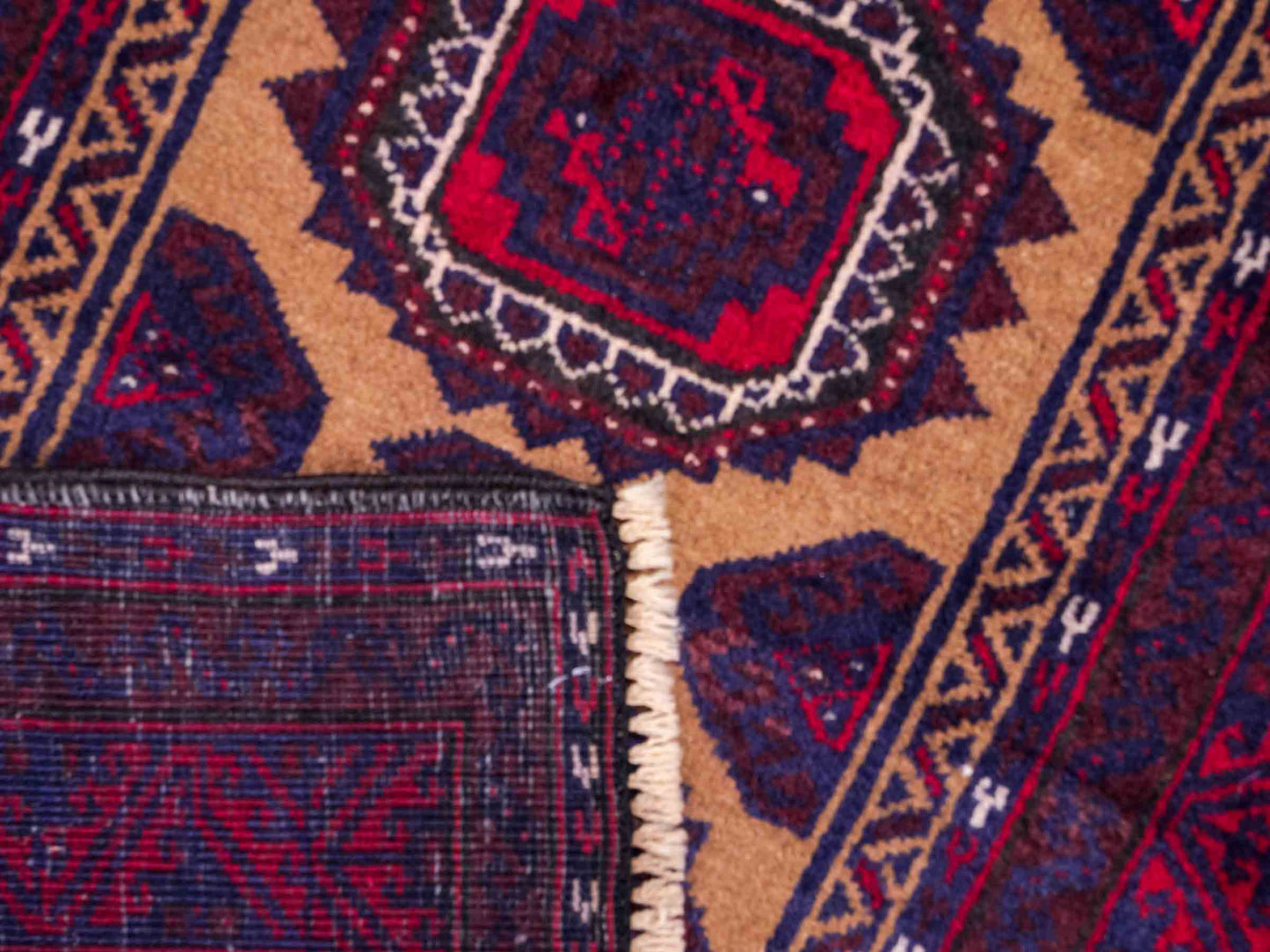 Antiker, handgeknüpfter Afghan Orientteppich aus Wolle von Khademi. Größe: 121 x 72 cm. Farbe: Rot, beige, blau. Verkauf durch JUPITER Intl.
