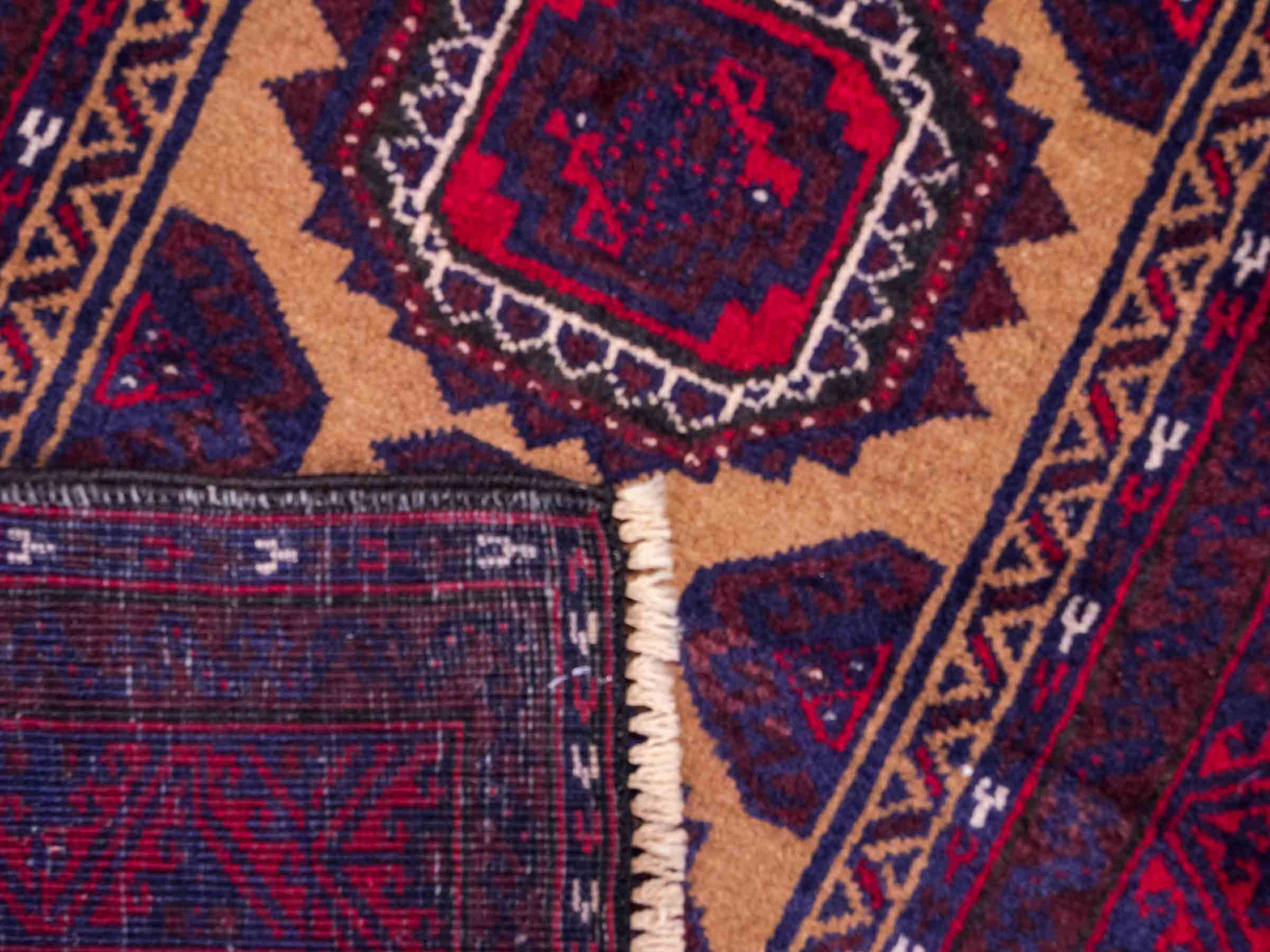 Antiker, handgeknüpfter Afghan Orientteppich aus Wolle von Khademi. Größe: 121 x 72 cm. Farbe: Rot, beige, blau. Verkauf durch JUPITER Intl.