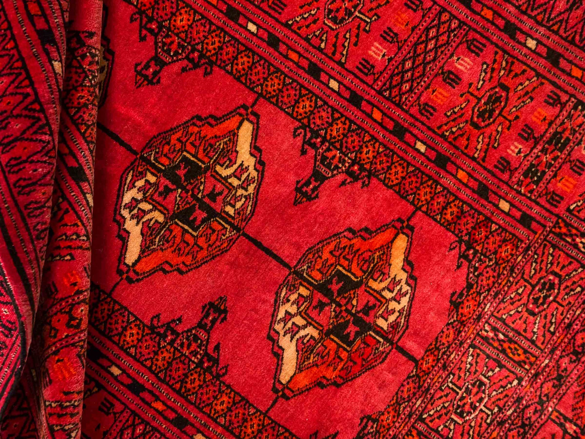 Antiker, handgeknüpfter Afghan Orientteppich aus Wolle von Khademi. Größe: 123 x 90 cm. Farbe: Rot. Verkauf durch JUPITER Intl.