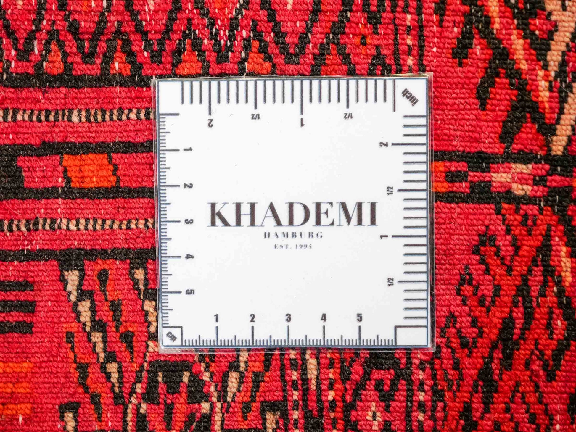 Antiker, handgeknüpfter Afghan Orientteppich aus Wolle von Khademi. Größe: 123 x 90 cm. Farbe: Rot. Verkauf durch JUPITER Intl.