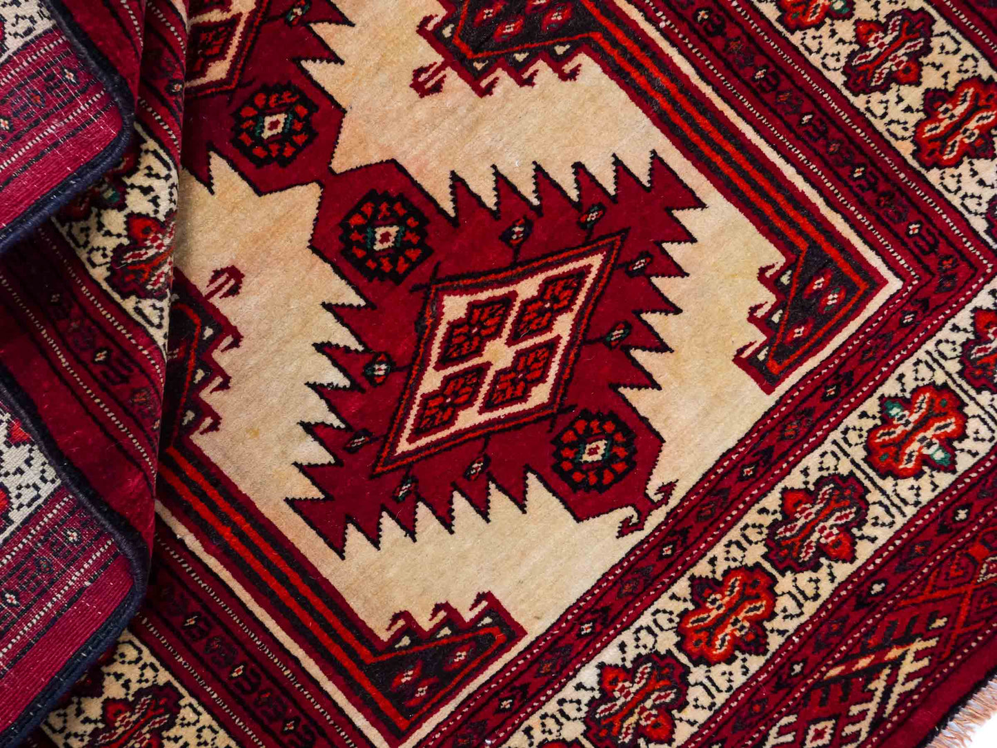 Antiker, handgeknüpfter Afghan Wollteppich von Khademi. Größe: 127 x 89 cm. Farbe: Cremeweiß, rot. Verkauf durch JUPITER Intl.