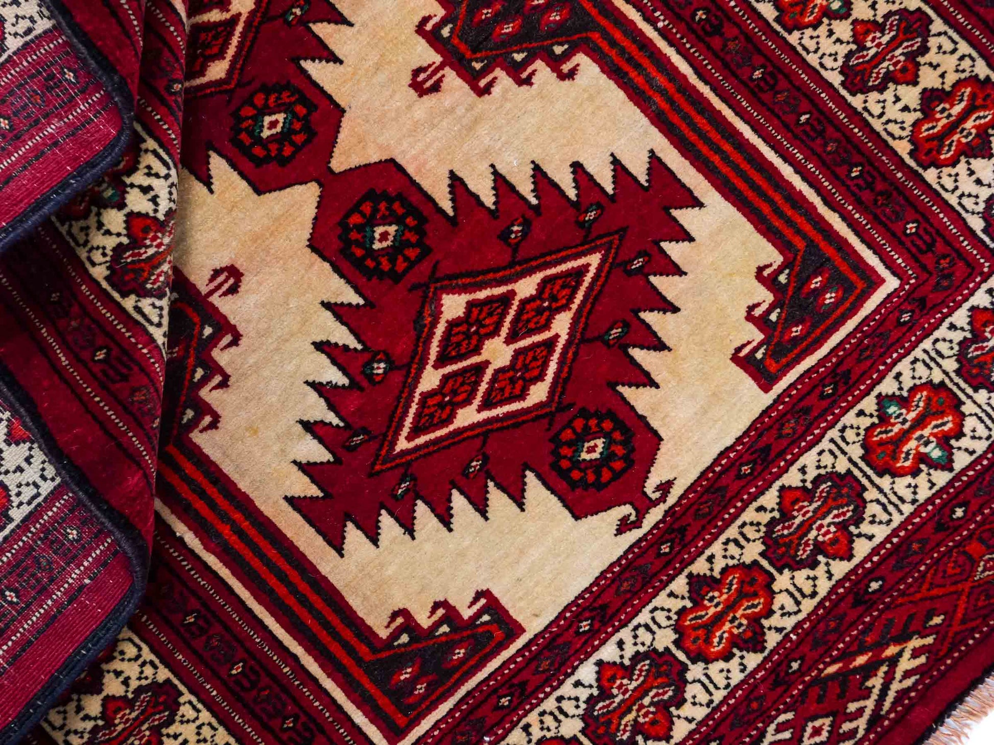 Antiker, handgeknüpfter Afghan Wollteppich von Khademi. Größe: 127 x 89 cm. Farbe: Cremeweiß, rot. Verkauf durch JUPITER Intl.