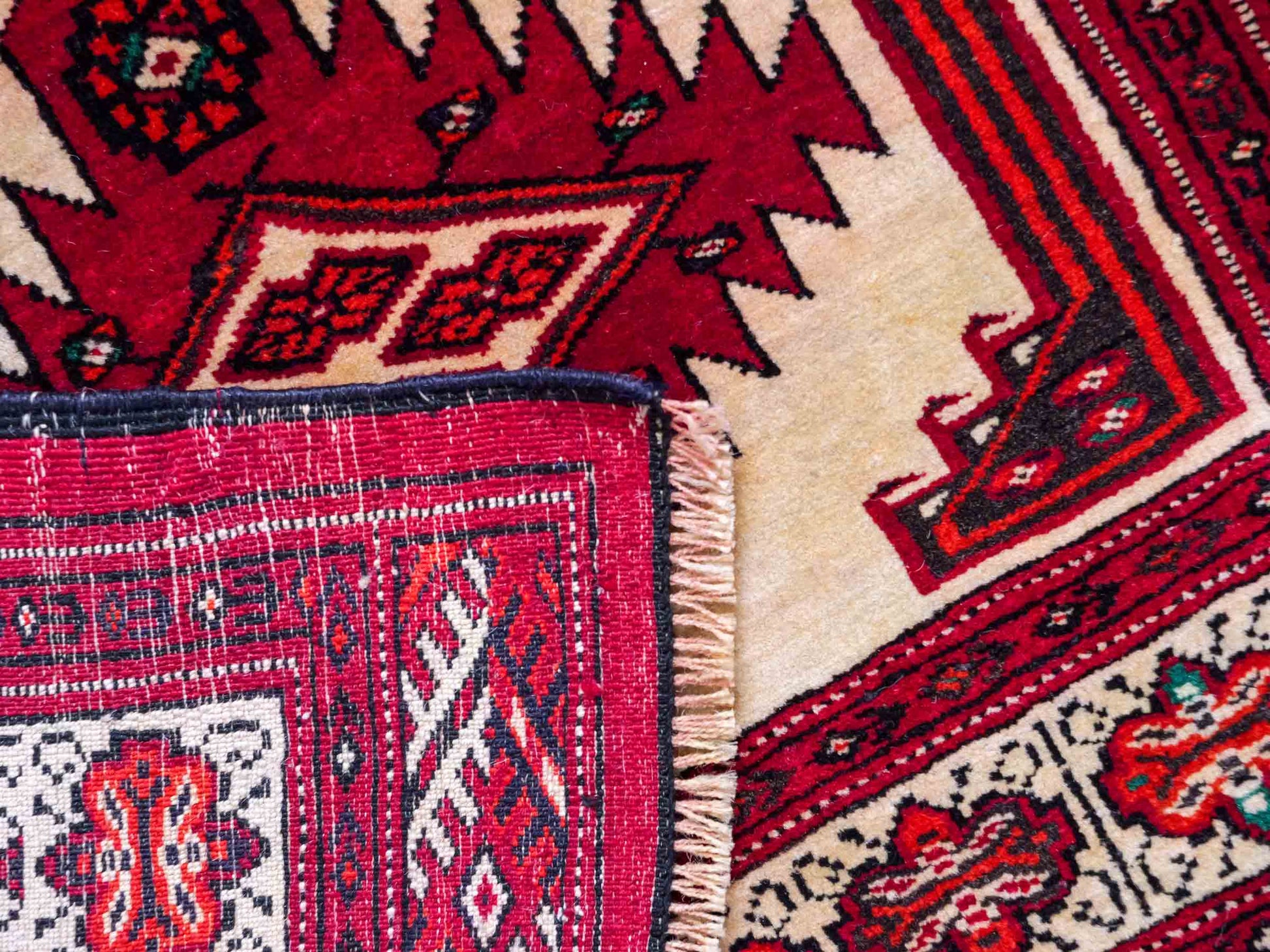 Antiker, handgeknüpfter Afghan Wollteppich von Khademi. Größe: 127 x 89 cm. Farbe: Cremeweiß, rot. Verkauf durch JUPITER Intl.