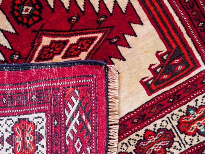 Antiker, handgeknüpfter Afghan Wollteppich von Khademi. Größe: 127 x 89 cm. Farbe: Cremeweiß, rot. Verkauf durch JUPITER Intl.