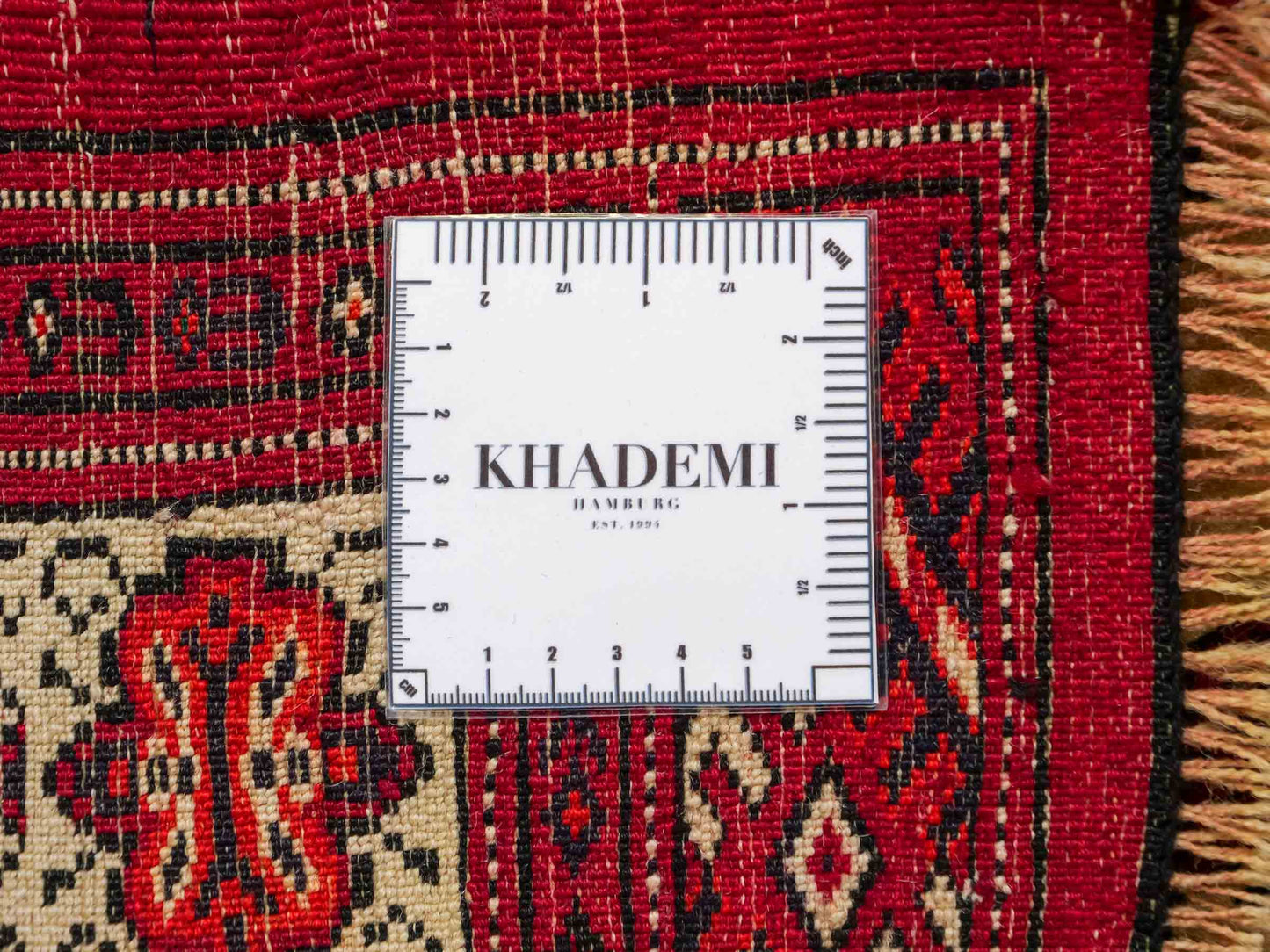 Antiker, handgeknüpfter Afghan Wollteppich von Khademi. Größe: 127 x 89 cm. Farbe: Cremeweiß, rot. Verkauf durch JUPITER Intl.