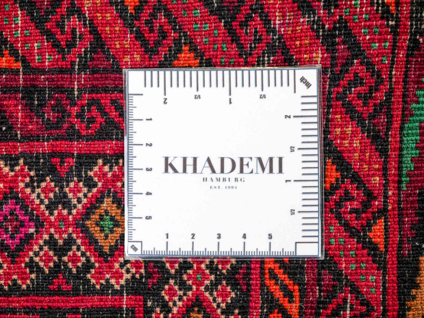 Antiker, handgeknüpfter Afghan Orientteppich aus Wolle von Khademi. Größe: 147 x 95 cm. Farbe: Rot. Verkauf durch JUPITER Intl.