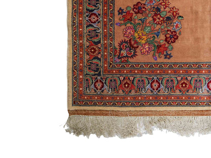 Sehr feiner, antiker, handgeknüpfter Afghan Orientteppich aus Wolle von Khademi. Größe: 260 x 142 cm. Farbe: Beige. Verkauf durch JUPITER Intl.