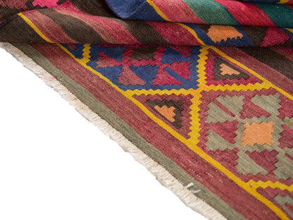 Antiker, handgewebter, kaukasischer Kelim aus Wolle von Khademi. Farbe: Rot, grün, gelb, braun, blau. Größe: 175 x 97 cm. Verkauf durch JUPITER Intl.