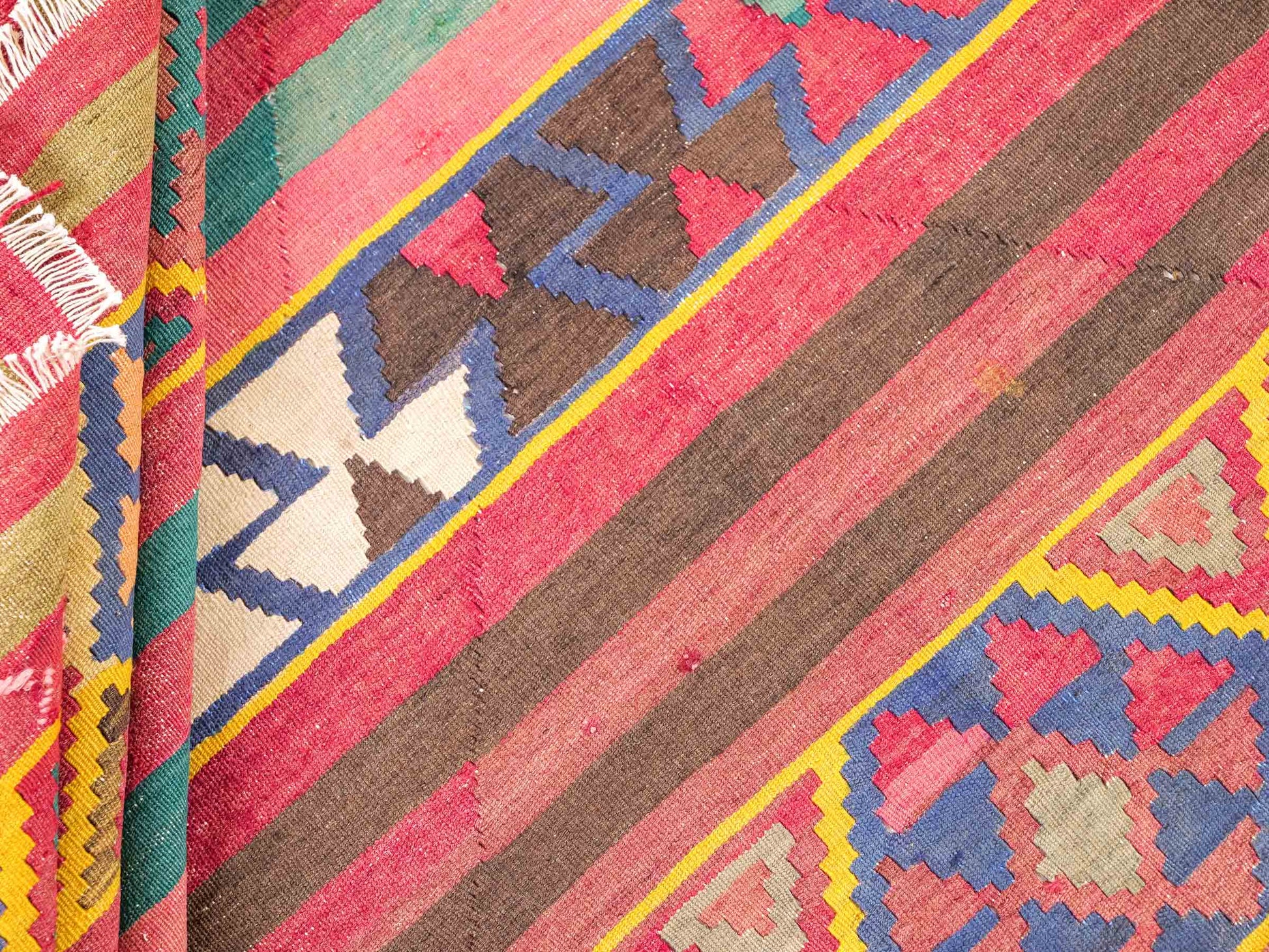 Antiker, handgewebter, kaukasischer Kelim aus Wolle von Khademi. Farbe: Rot, grün, gelb, braun, blau. Größe: 175 x 97 cm. Verkauf durch JUPITER Intl.
