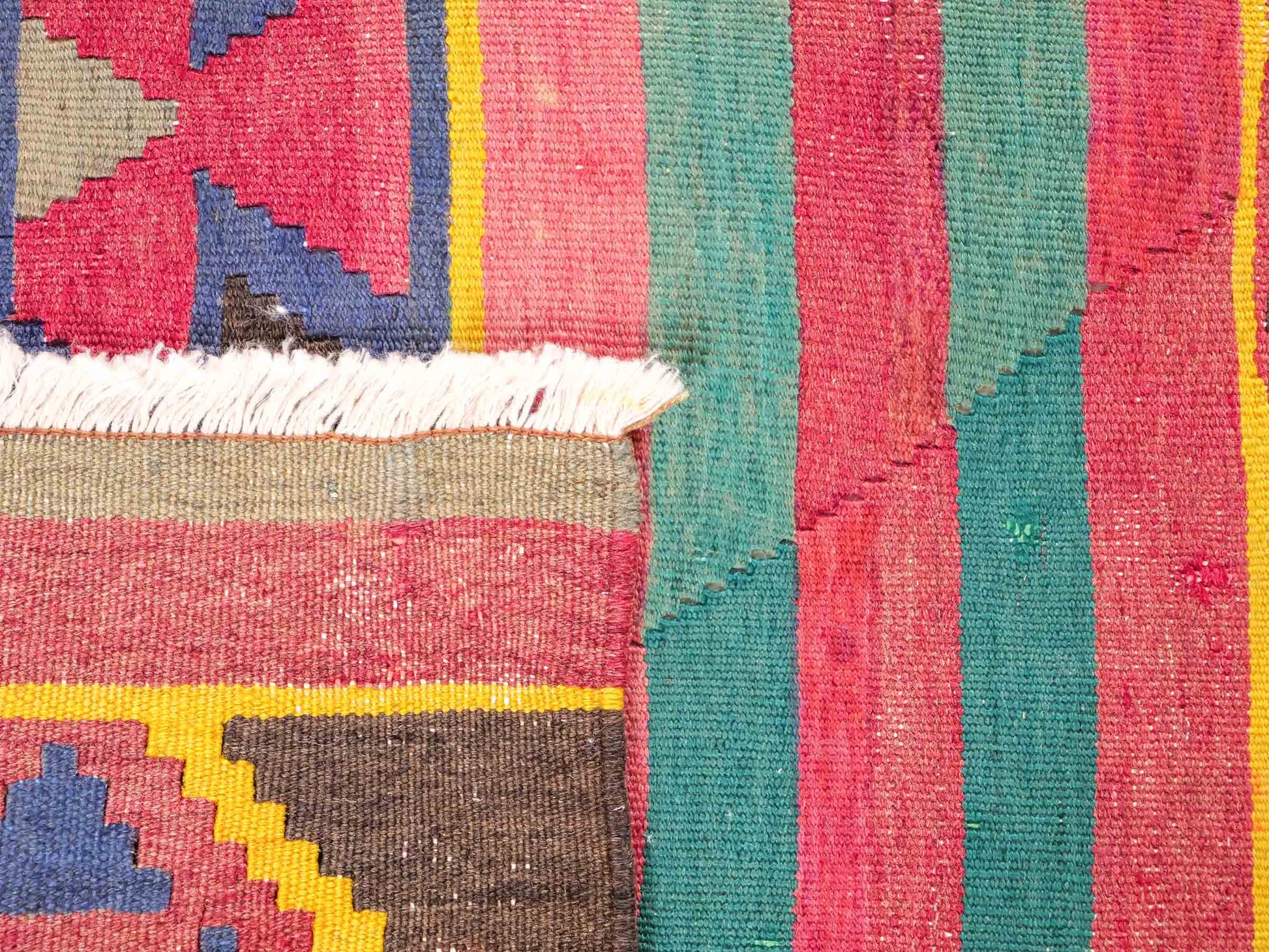 Antiker, handgewebter, kaukasischer Kelim aus Wolle von Khademi. Farbe: Rot, grün, gelb, braun, blau. Größe: 175 x 97 cm. Verkauf durch JUPITER Intl.