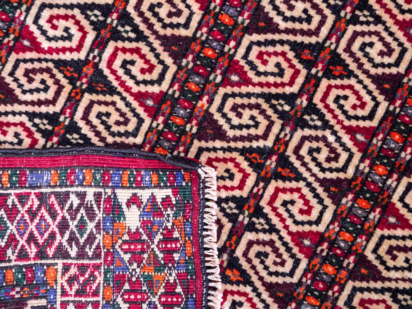 Feiner, handgeknüpfter, antiker Russia Orientteppich aus Wolle von Khademi. Farbe: Rot, cremeweiß. Größe: 121 x 81 cm. Vertrieb durch JUPITER Intl.