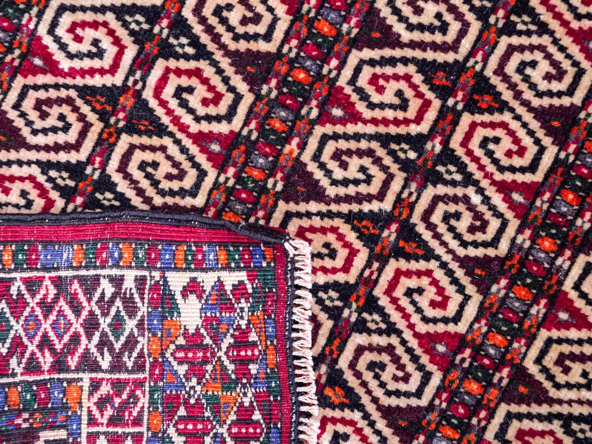 Feiner, handgeknüpfter, antiker Russia Orientteppich aus Wolle von Khademi. Farbe: Rot, cremeweiß. Größe: 121 x 81 cm. Vertrieb durch JUPITER Intl.