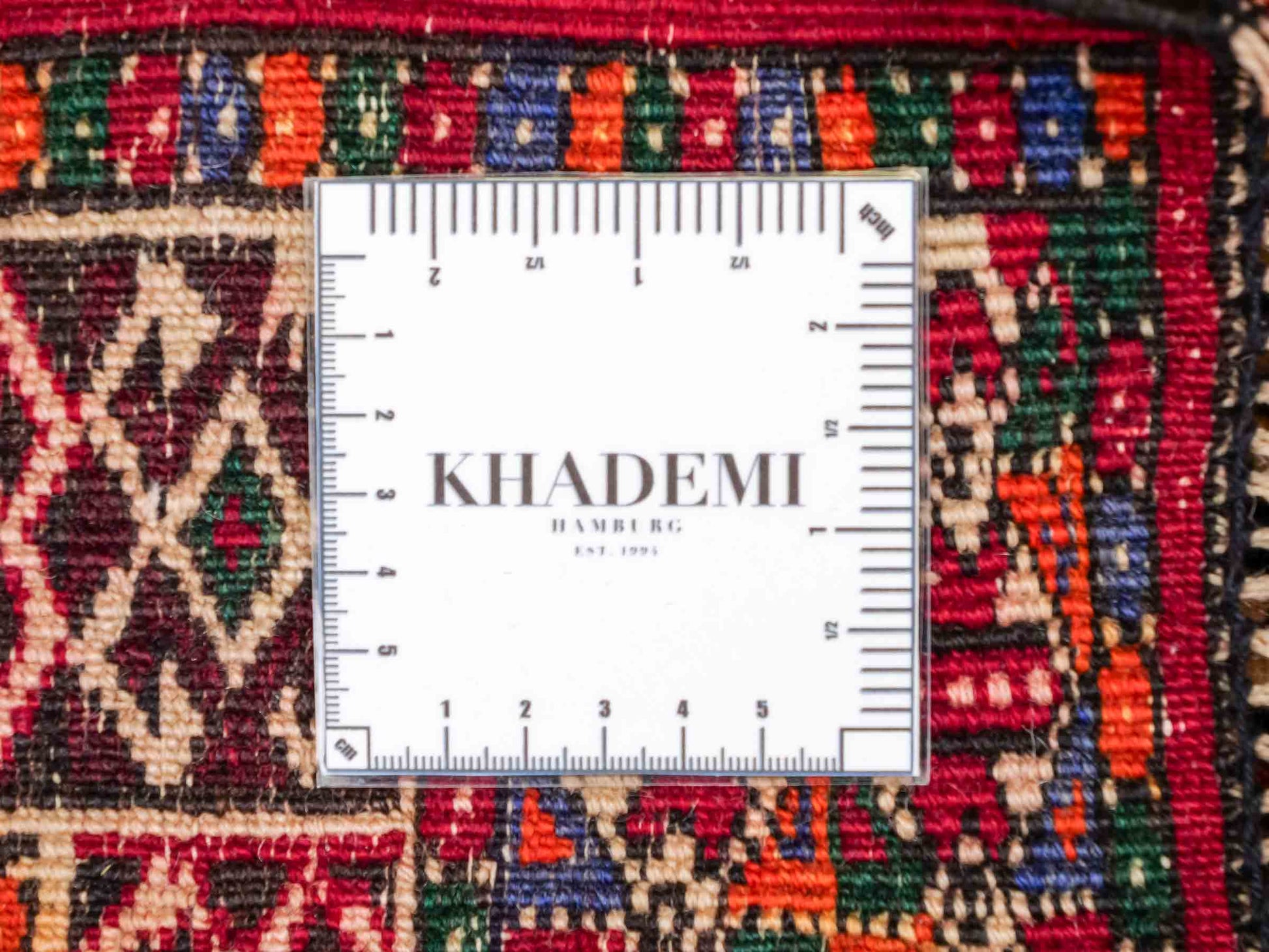 Feiner, handgeknüpfter, antiker Russia Orientteppich aus Wolle von Khademi. Farbe: Rot, cremeweiß. Größe: 121 x 81 cm. Vertrieb durch JUPITER Intl.