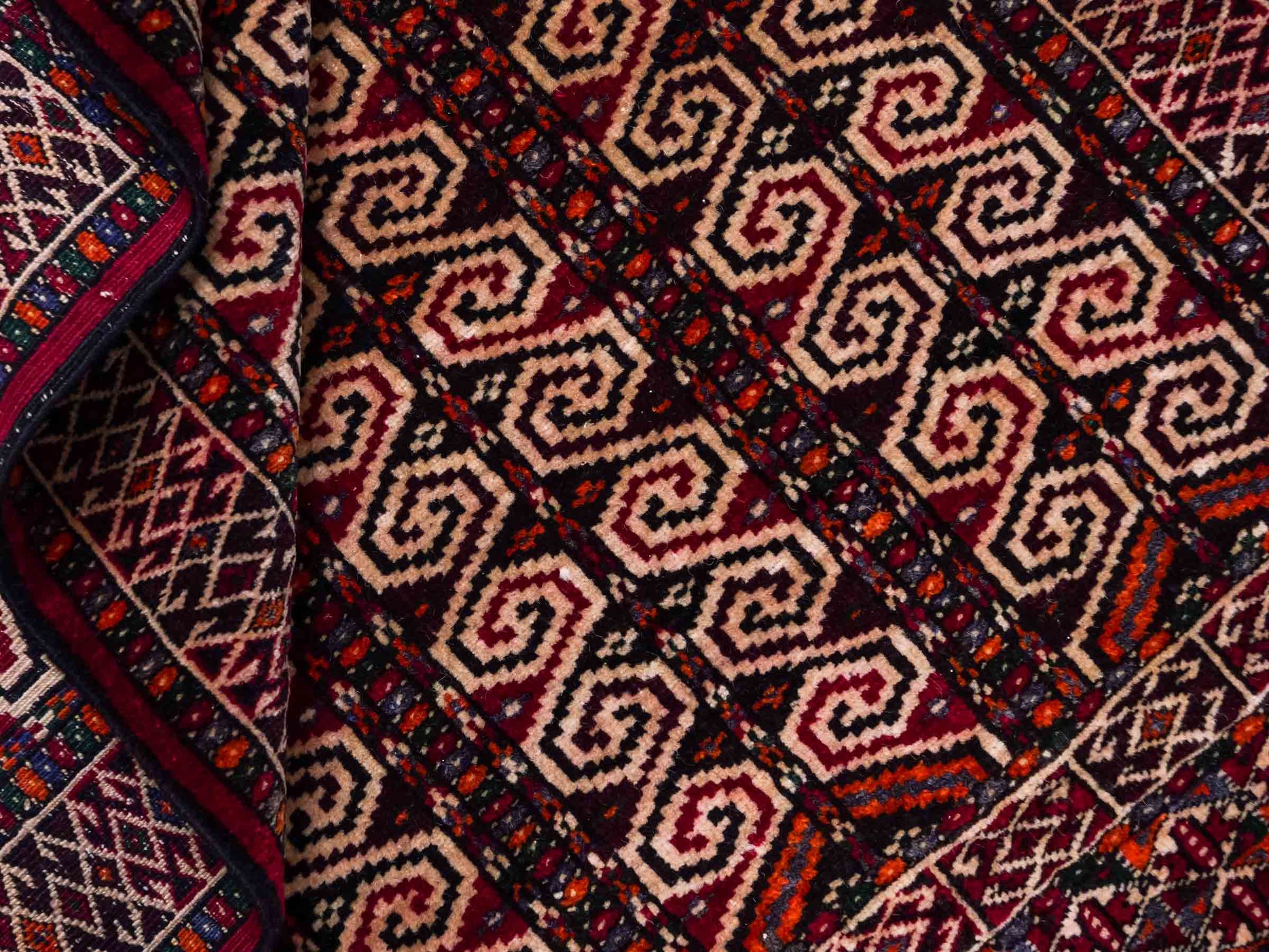 Feiner, handgeknüpfter, antiker Russia Orientteppich aus Wolle von Khademi. Farbe: Rot, cremeweiß. Größe: 121 x 81 cm. Vertrieb durch JUPITER Intl.