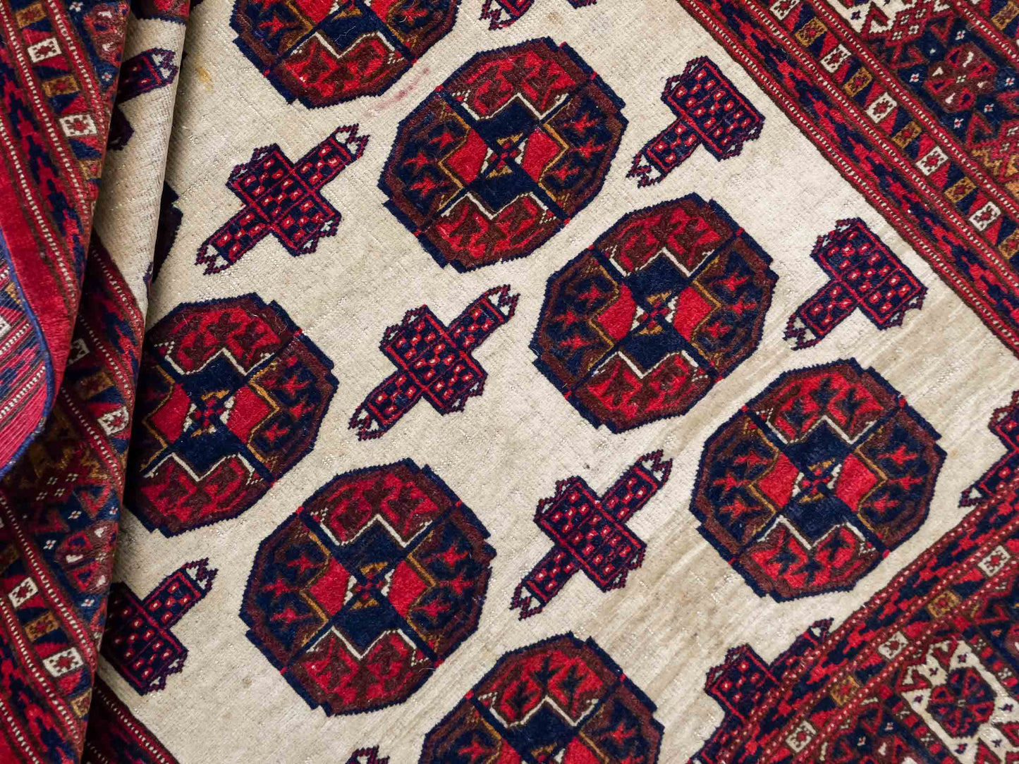 Feiner, handgeknüpfter, antiker Russia Orientteppich aus Wolle von Khademi. Farbe: Cremeweiß, rot, blau. Größe: 130 x 93 cm. Vertrieb durch JUPITER Intl.