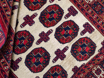 Feiner, handgeknüpfter, antiker Russia Orientteppich aus Wolle von Khademi. Farbe: Cremeweiß, rot, blau. Größe: 130 x 93 cm. Vertrieb durch JUPITER Intl.