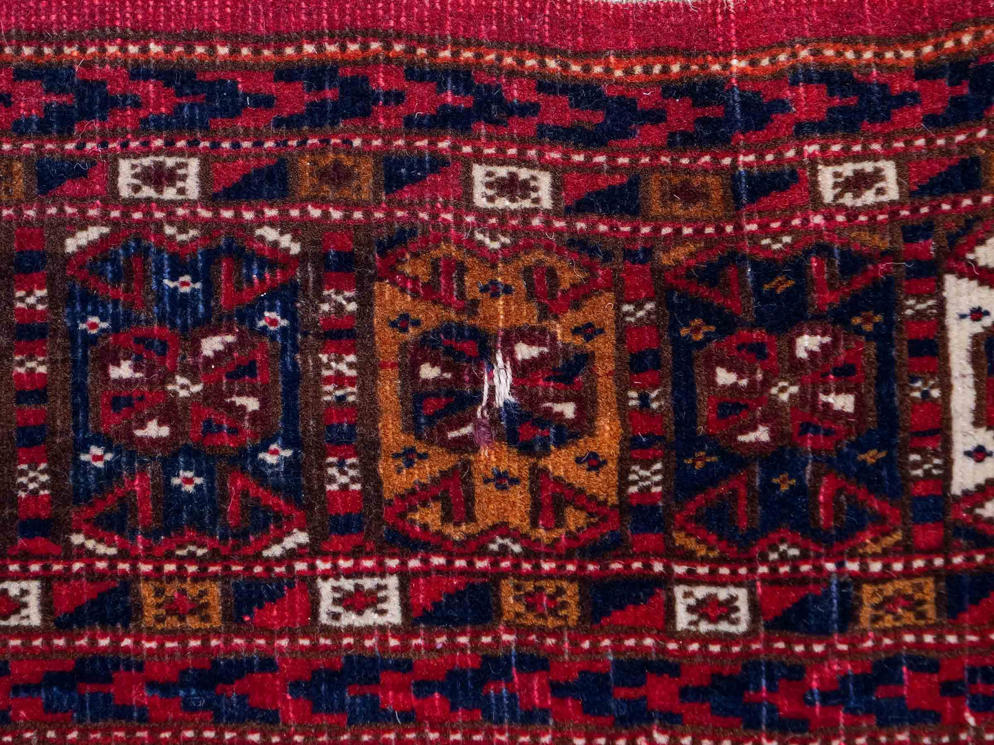 Feiner, handgeknüpfter, antiker Russia Orientteppich aus Wolle von Khademi. Farbe: Cremeweiß, rot, blau. Größe: 130 x 93 cm. Vertrieb durch JUPITER Intl.