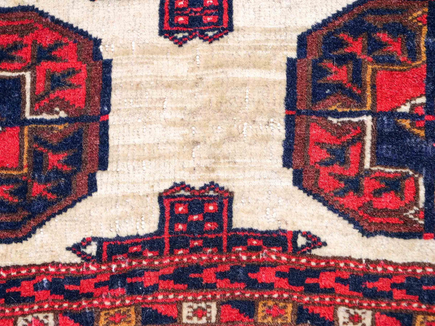 Feiner, handgeknüpfter, antiker Russia Orientteppich aus Wolle von Khademi. Farbe: Cremeweiß, rot, blau. Größe: 130 x 93 cm. Vertrieb durch JUPITER Intl.