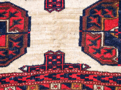 Feiner, handgeknüpfter, antiker Russia Orientteppich aus Wolle von Khademi. Farbe: Cremeweiß, rot, blau. Größe: 130 x 93 cm. Vertrieb durch JUPITER Intl.