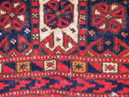 Feiner, handgeknüpfter, antiker Russia Orientteppich aus Wolle von Khademi. Farbe: Cremeweiß, rot, blau. Größe: 130 x 93 cm. Vertrieb durch JUPITER Intl.