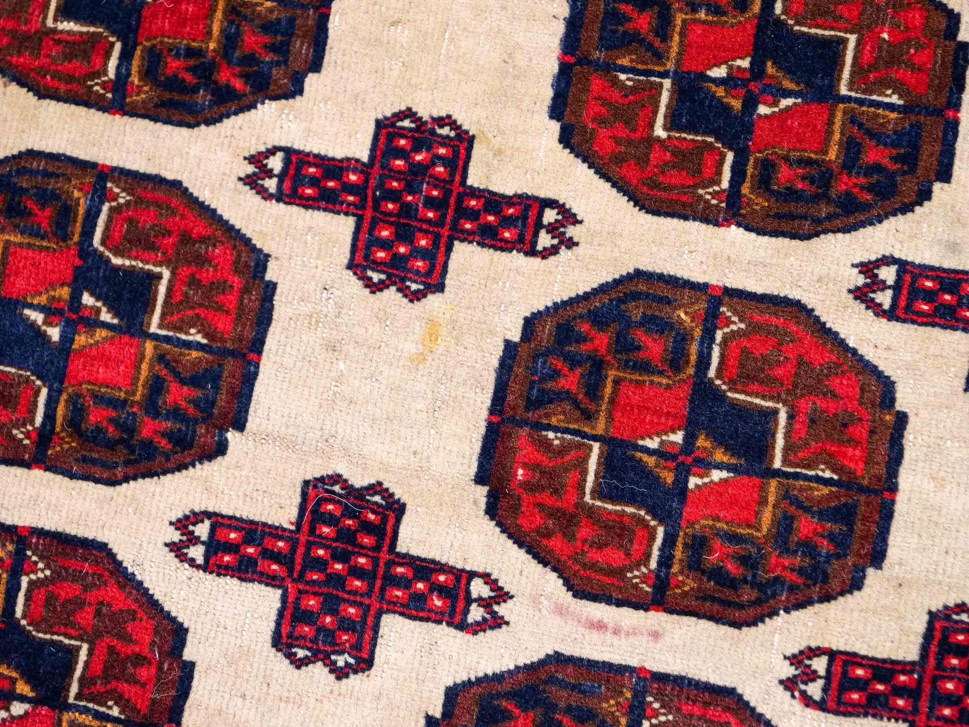 Feiner, handgeknüpfter, antiker Russia Orientteppich aus Wolle von Khademi. Farbe: Cremeweiß, rot, blau. Größe: 130 x 93 cm. Vertrieb durch JUPITER Intl.