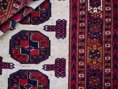 Feiner, handgeknüpfter, antiker Russia Orientteppich aus Wolle von Khademi. Farbe: Cremeweiß, rot, blau. Größe: 130 x 93 cm. Vertrieb durch JUPITER Intl.