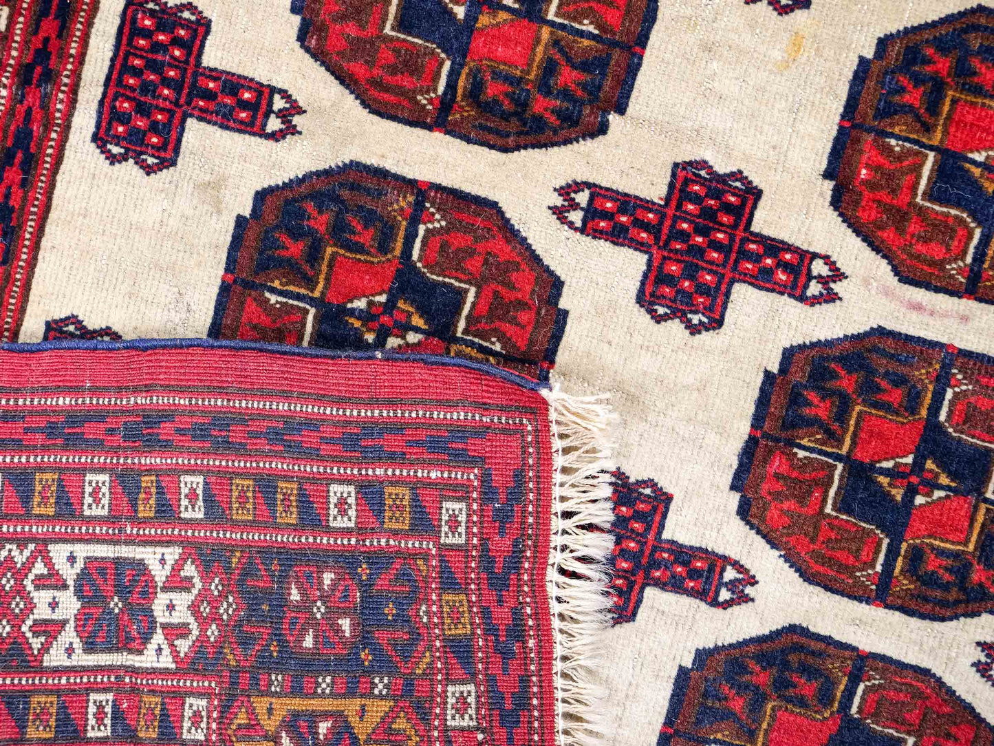 Feiner, handgeknüpfter, antiker Russia Orientteppich aus Wolle von Khademi. Farbe: Cremeweiß, rot, blau. Größe: 130 x 93 cm. Vertrieb durch JUPITER Intl.