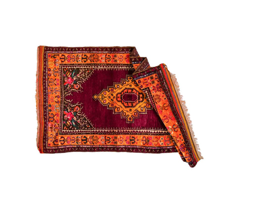 Handgeknüpfter, antiker Russia Orientteppich aus Wolle von Khademi. Farbe: Violett, lila, gelb. Größe: 202 x 113 cm. Vertrieb durch JUPITER Intl.